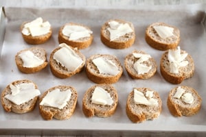 Preparazione Crostini alle mele, Brie e miele - Fase 1