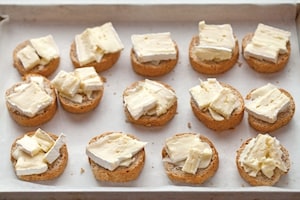 Preparazione Crostini alle mele, Brie e miele - Fase 2