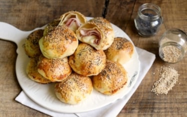 Fagottini di pasta brisée con prosciutto e formaggio