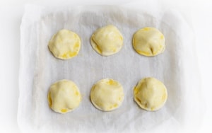 Preparazione Fagottini di pasta brisée con prosciutto e formaggio - Fase 3