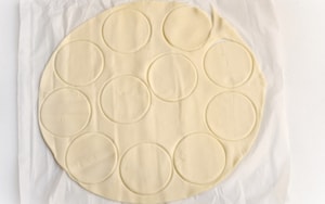 Preparazione Fagottini di pasta brisée con prosciutto e formaggio - Fase 1