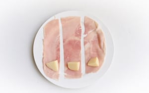 Preparazione Fagottini di pasta brisée con prosciutto e formaggio - Fase 1