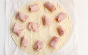 Preparazione Fagottini di pasta brisée con prosciutto e formaggio - Fase 2