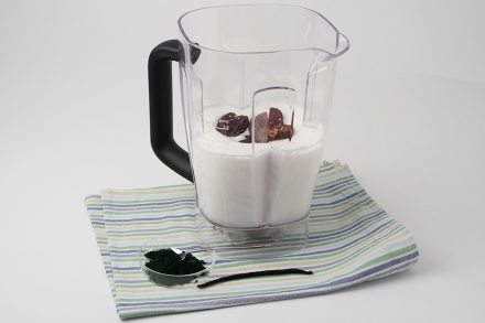 Preparazione Frullato con latte di cocco e alga spirulina - Fase 2 Preparazione Frullato con latte di cocco e alga spirulina - Fase 2