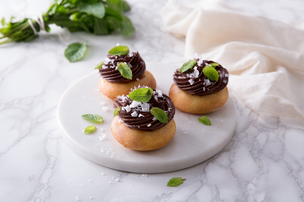 Minigocce al limone con ganache al cioccolato fondente, fior di sale e menta ricetta