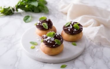 Minigocce al limone con ganache al cioccolato fondente, fior di sale e menta