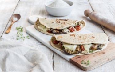 Piadina all'olio e grano saraceno con formaggio fuso