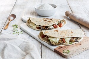 Preparazione Piadina all'olio e grano saraceno con formaggio fuso - Fase 4