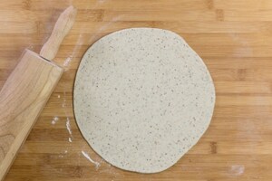 Preparazione Piadina all'olio e grano saraceno con formaggio fuso - Fase 2