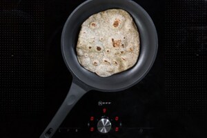 Preparazione Piadina all'olio e grano saraceno con formaggio fuso - Fase 2