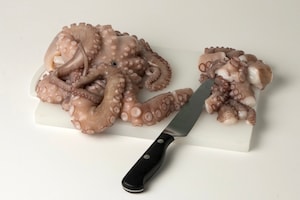 Preparazione Polpo al pomodoro con patate, olive e capperi - Fase 1