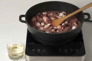 Preparazione Polpo al pomodoro con patate, olive e capperi - Fase 1