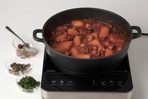 Preparazione Polpo al pomodoro con patate, olive e capperi - Fase 3