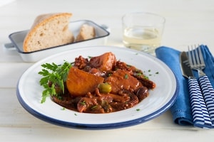 Preparazione Polpo al pomodoro con patate, olive e capperi - Fase 3