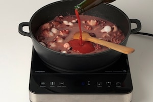 Preparazione Polpo al pomodoro con patate, olive e capperi - Fase 2
