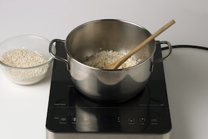 Preparazione Risotto al pomodoro con acciughe e capperi - Fase 1