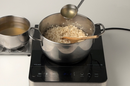 Preparazione Risotto al pomodoro con acciughe e capperi - Fase 1 Preparazione Risotto al pomodoro con acciughe e capperi - Fase 1