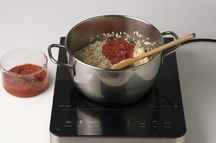 Preparazione Risotto al pomodoro con acciughe e capperi - Fase 2 Preparazione Risotto al pomodoro con acciughe e capperi - Fase 2