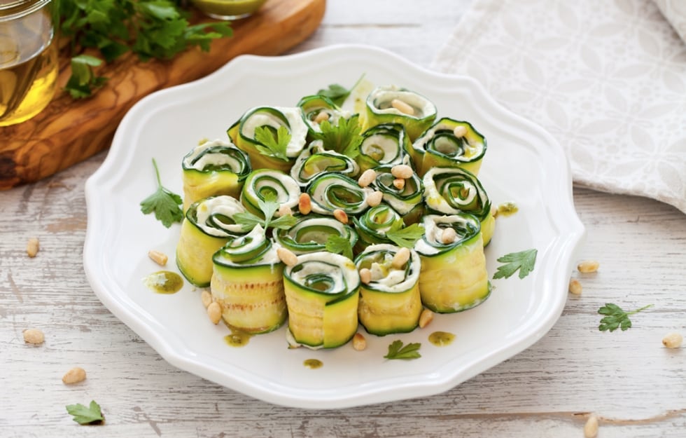 Rotolini di zucchine grigliate con formaggio, pesto ed erbette ricetta