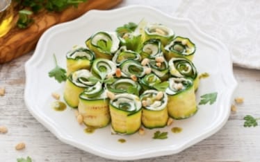 Rotolini di zucchine grigliate con formaggio, pesto ed erbette