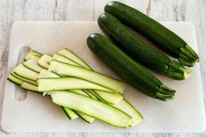 Preparazione Rotolini di zucchine grigliate con formaggio, pesto ed erbette - Fase 1