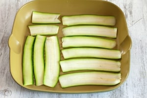Preparazione Rotolini di zucchine grigliate con formaggio, pesto ed erbette - Fase 1