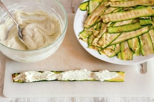 Preparazione Rotolini di zucchine grigliate con formaggio, pesto ed erbette - Fase 3