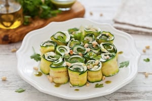 Preparazione Rotolini di zucchine grigliate con formaggio, pesto ed erbette - Fase 3