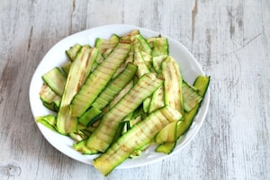 Preparazione Rotolini di zucchine grigliate con formaggio, pesto ed erbette - Fase 2