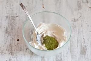 Preparazione Rotolini di zucchine grigliate con formaggio, pesto ed erbette - Fase 2