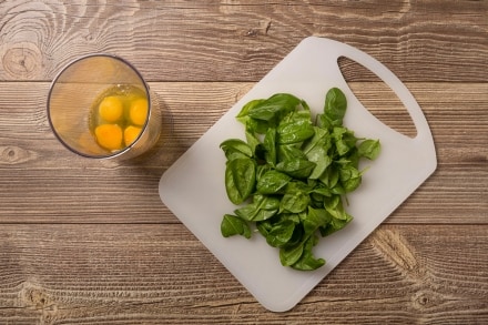 Preparazione Rotolo di frittata al prosciutto e formaggio - Fase 1 Preparazione Rotolo di frittata al prosciutto e formaggio - Fase 1