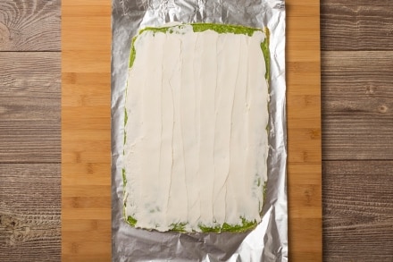 Preparazione Rotolo di frittata al prosciutto e formaggio - Fase 4 Preparazione Rotolo di frittata al prosciutto e formaggio - Fase 4