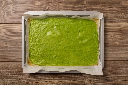 Preparazione Rotolo di frittata al prosciutto e formaggio - Fase 2 Preparazione Rotolo di frittata al prosciutto e formaggio - Fase 2