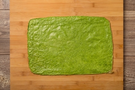 Preparazione Rotolo di frittata al prosciutto e formaggio - Fase 2 Preparazione Rotolo di frittata al prosciutto e formaggio - Fase 2