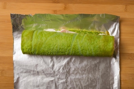 Preparazione Rotolo di frittata al prosciutto e formaggio - Fase 5 Preparazione Rotolo di frittata al prosciutto e formaggio - Fase 5