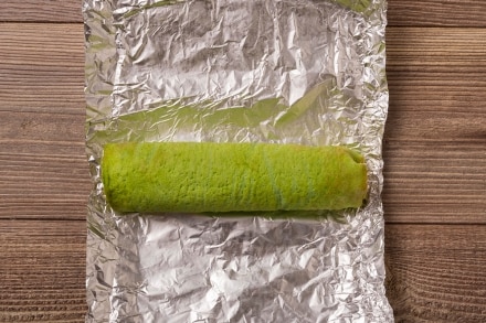 Preparazione Rotolo di frittata al prosciutto e formaggio - Fase 6 Preparazione Rotolo di frittata al prosciutto e formaggio - Fase 6