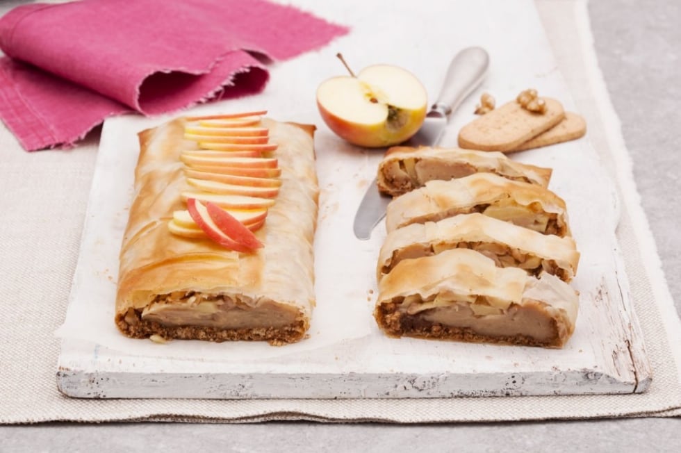 Strudel con crema, mele, cannella, noci e biscotti ricetta