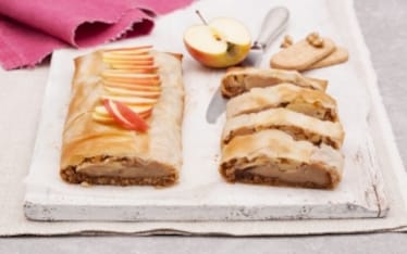 Strudel con crema, mele, cannella, noci e biscotti