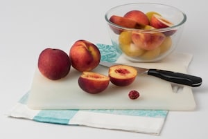 Preparazione Succo di pesche, susine, carote e curcuma - Fase 1