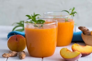 Preparazione Succo di pesche, susine, carote e curcuma - Fase 3