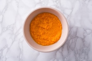 Preparazione Torta alle carote con salsa al cioccolato bianco e pistacchi - Fase 1