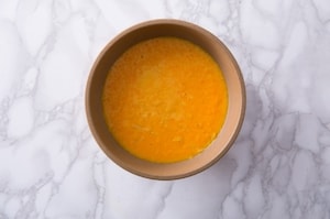 Preparazione Torta alle carote con salsa al cioccolato bianco e pistacchi - Fase 1