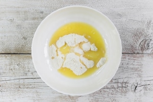 Preparazione Torta salata con roselline di zucchine e carote - Fase 1