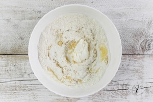 Preparazione Torta salata con roselline di zucchine e carote - Fase 1