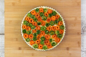 Preparazione Torta salata con roselline di zucchine e carote - Fase 5