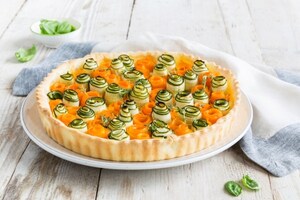Preparazione Torta salata con roselline di zucchine e carote - Fase 5