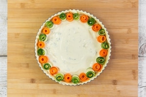 Preparazione Torta salata con roselline di zucchine e carote - Fase 4