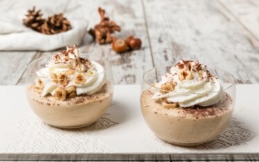 Bicchierini al caffè con panna, cacao e nocciole