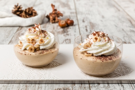 Preparazione Bicchierini al caffè con panna, cacao e nocciole - Fase 3 Preparazione Bicchierini al caffè con panna, cacao e nocciole - Fase 3