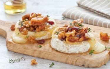 Brie al forno con noci, fichi secchi, mirtilli rossi e miele